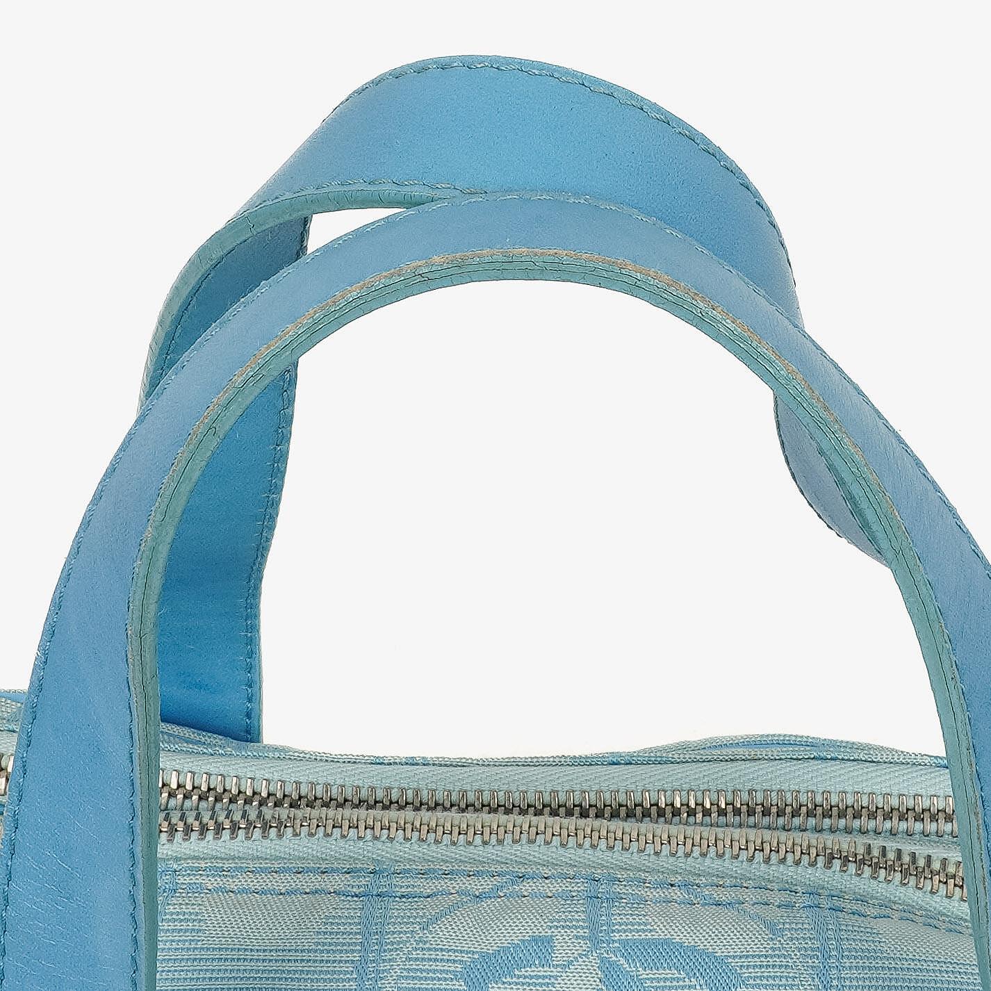 Chanel Travel Line Tasche aus hellblauem Nylon mit CC-Logo