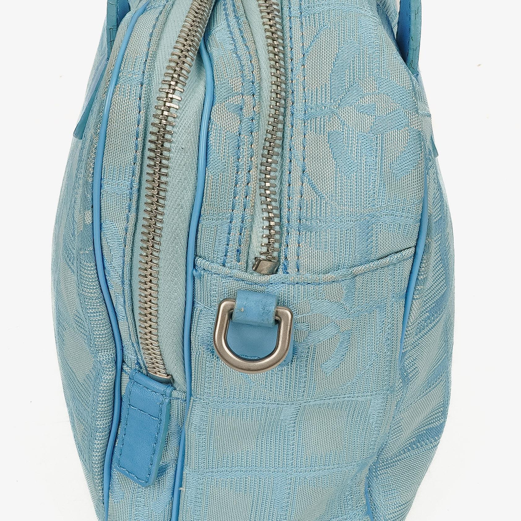 Chanel Travel Line Tasche aus hellblauem Nylon mit CC-Logo