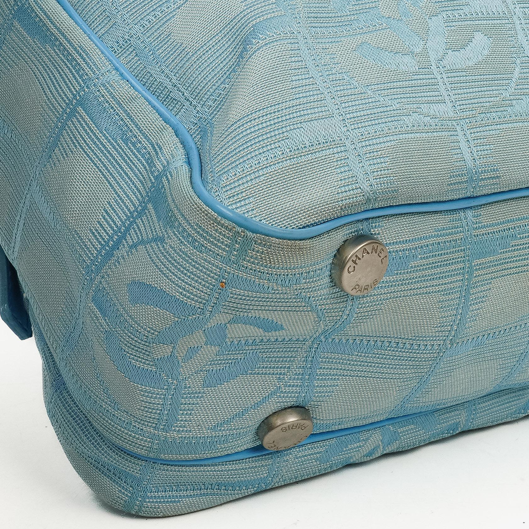 Chanel Travel Line Tasche aus hellblauem Nylon mit CC-Logo