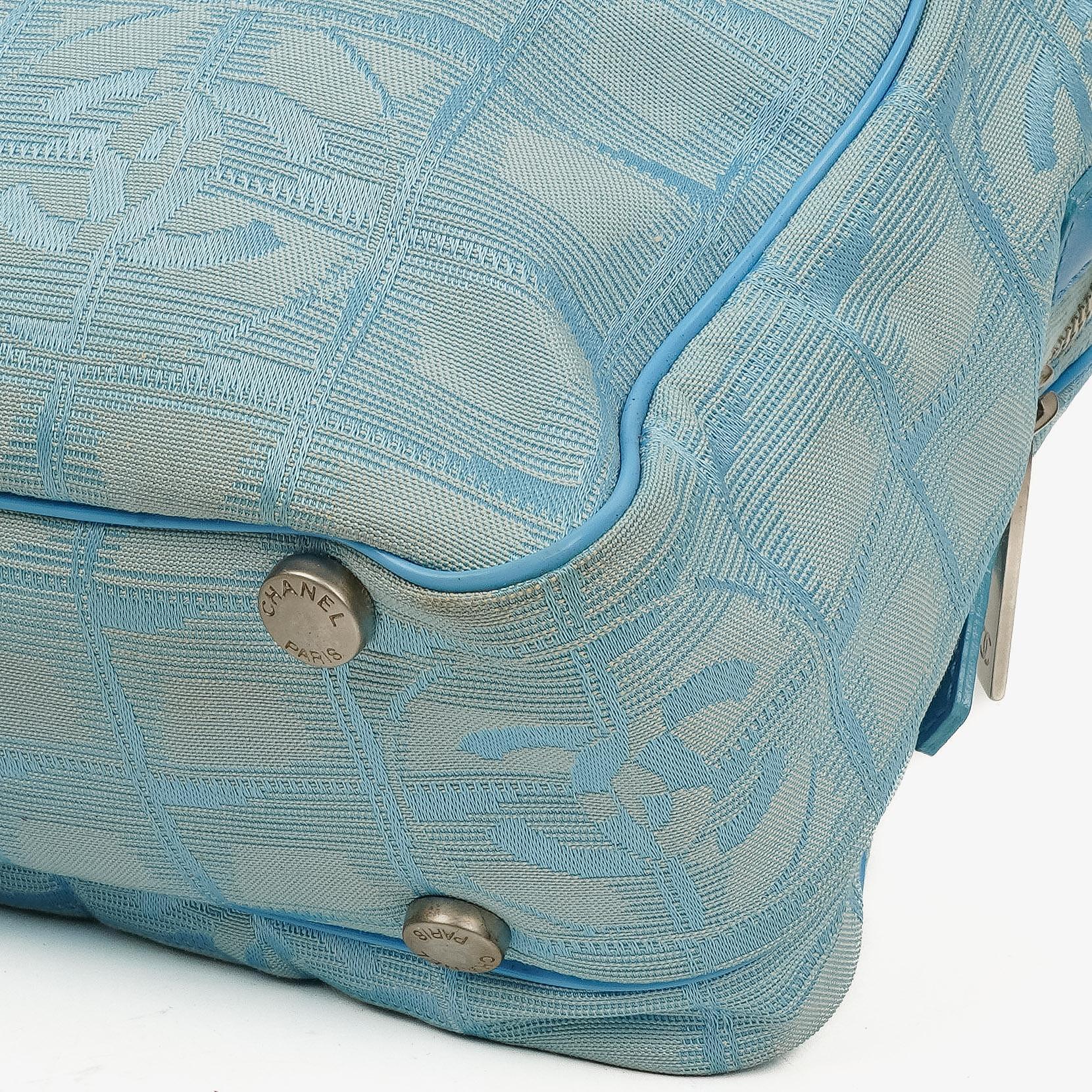 Chanel Travel Line Tasche aus hellblauem Nylon mit CC-Logo