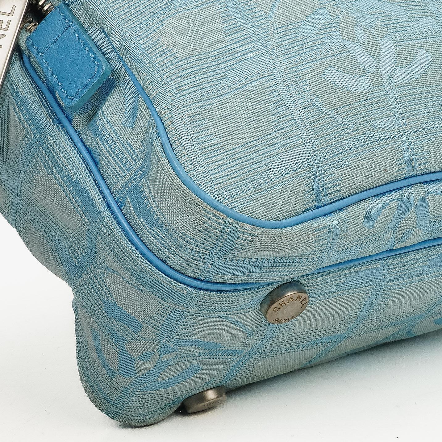 Chanel Travel Line Tasche aus hellblauem Nylon mit CC-Logo