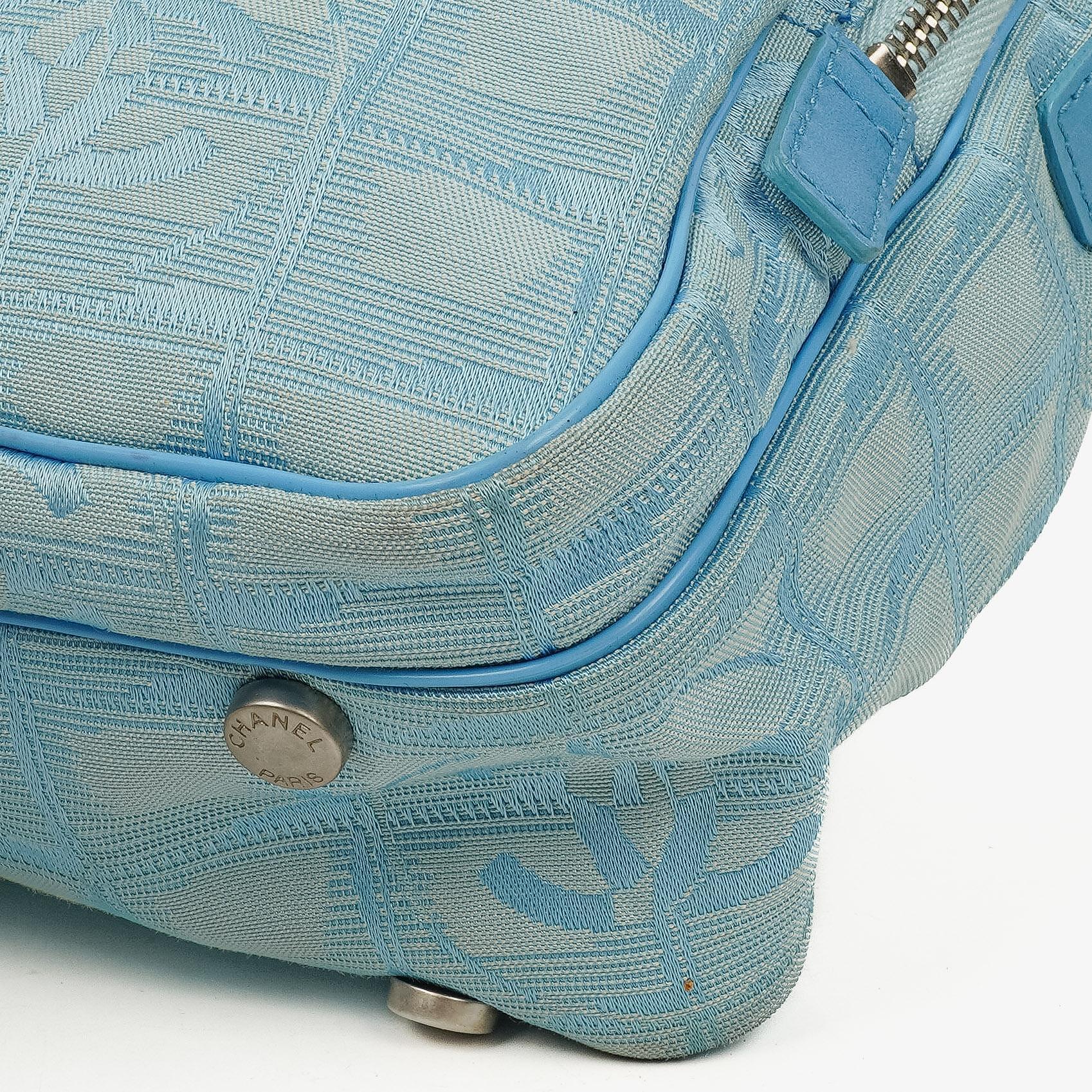 Chanel Travel Line Tasche aus hellblauem Nylon mit CC-Logo