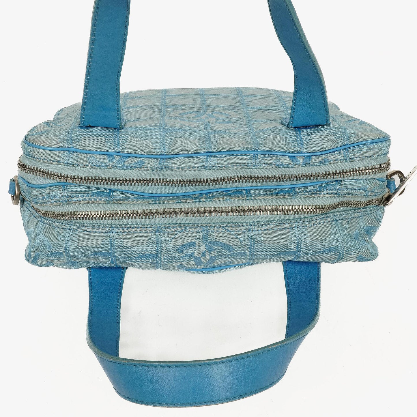 Chanel Travel Line Tasche aus hellblauem Nylon mit CC-Logo