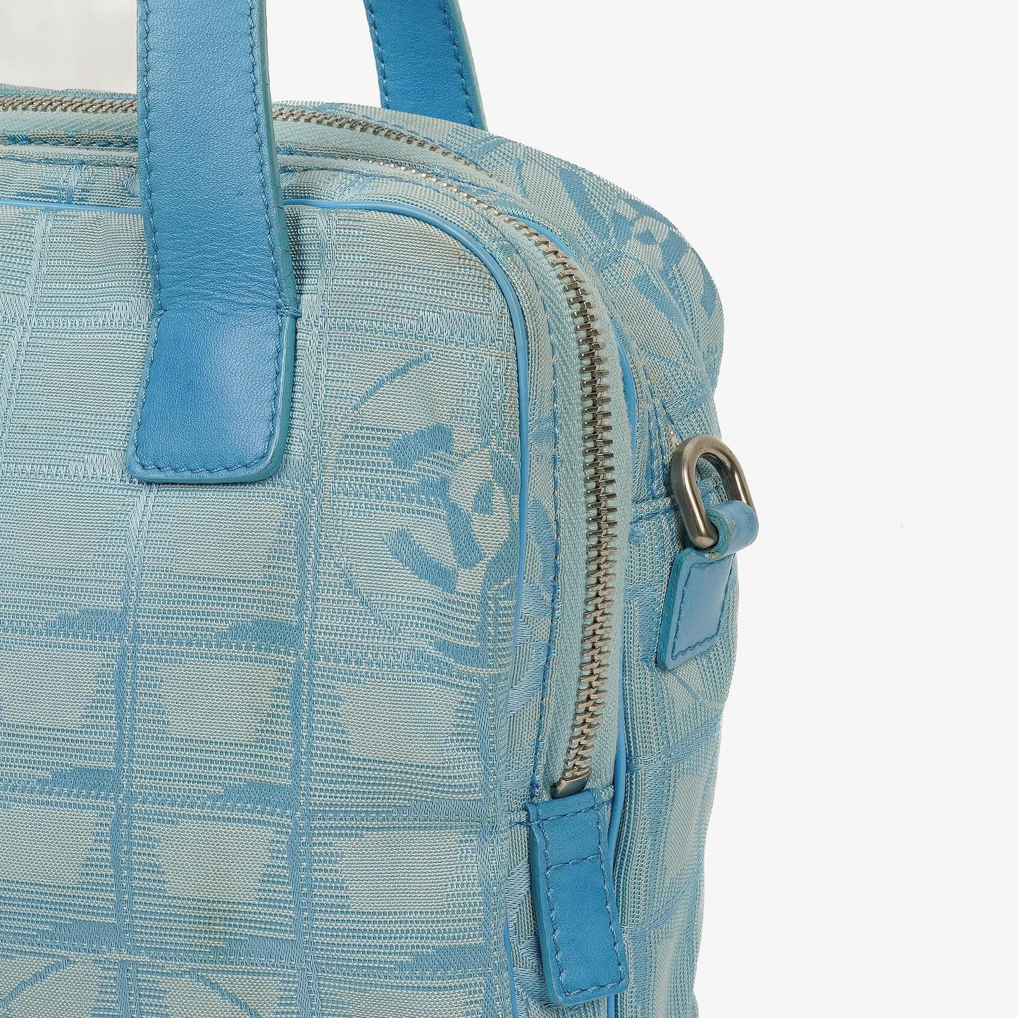 Chanel Travel Line Tasche aus hellblauem Nylon mit CC-Logo