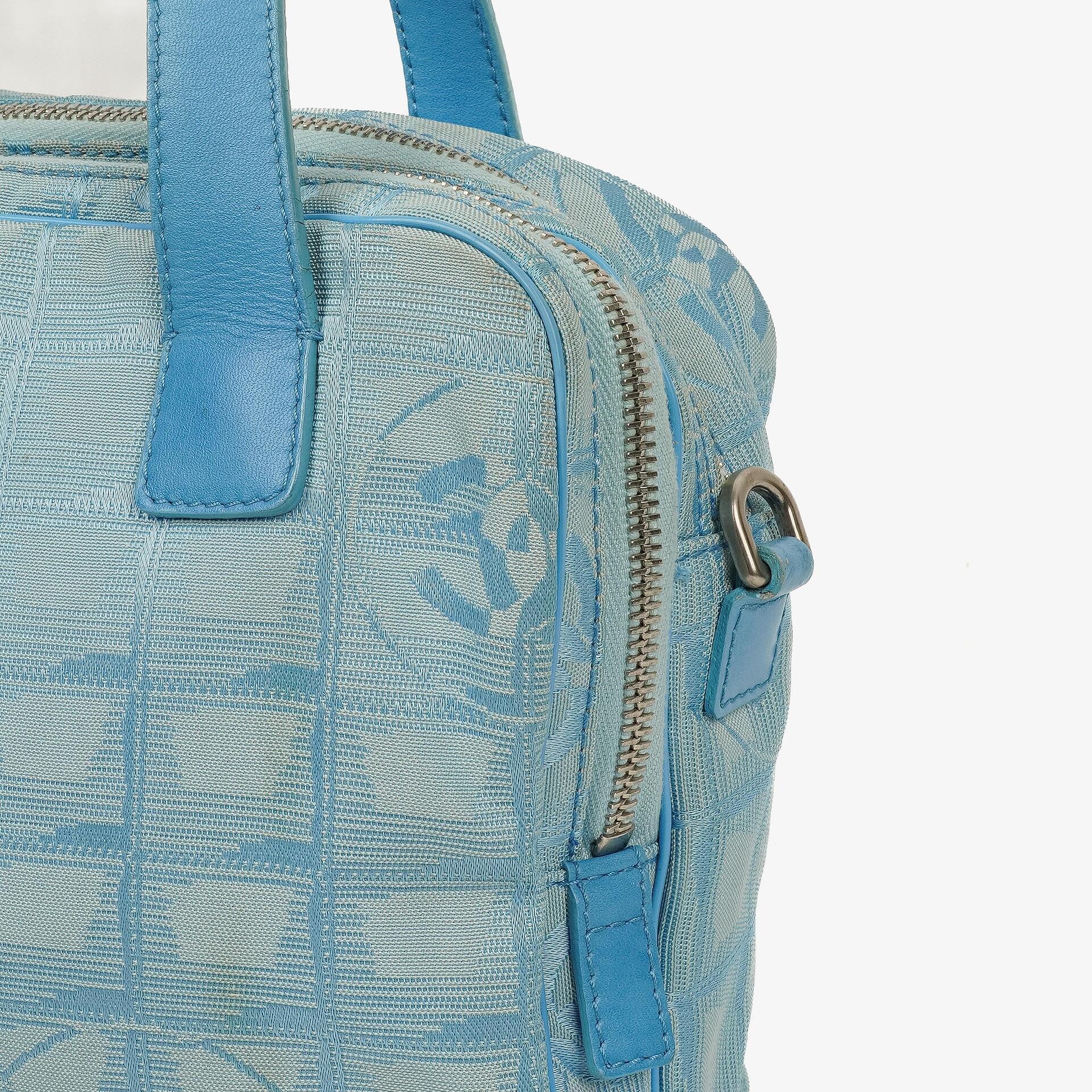 Chanel Travel Line Tasche aus hellblauem Nylon mit CC-Logo