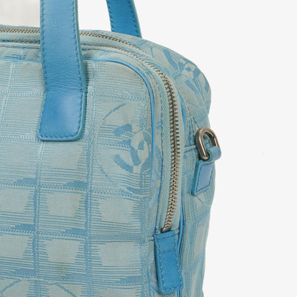 Chanel Travel Line Tasche aus hellblauem Nylon mit CC-Logo