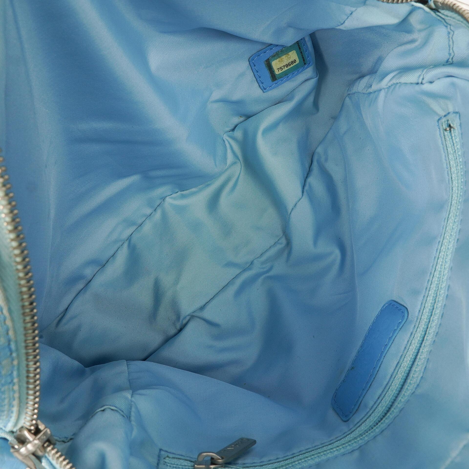 Chanel Travel Line Tasche aus hellblauem Nylon mit CC-Logo