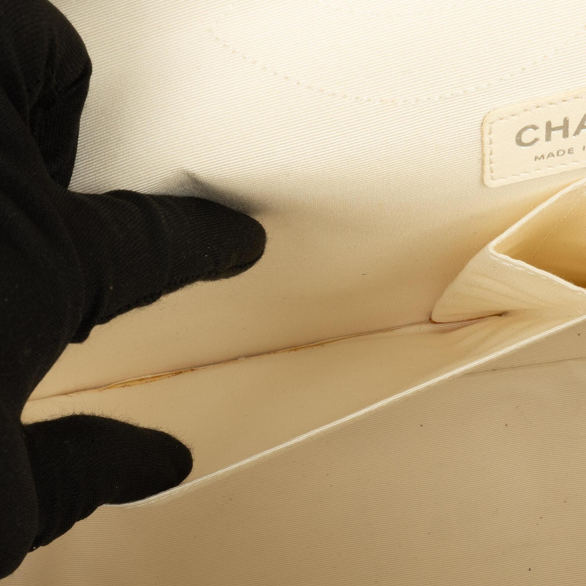 Chanel Unlimited Rue Cambon 2.55 Reissue 228 Flap Tasche aus neutralem Kalbsleder