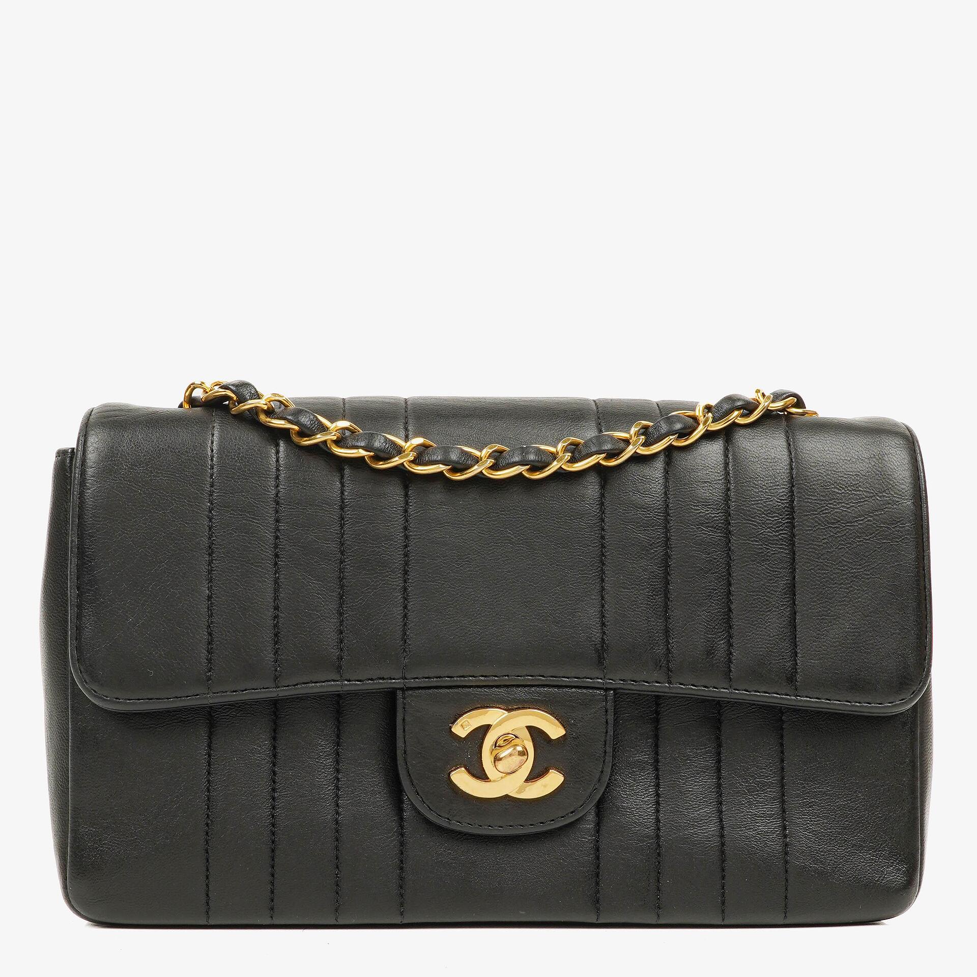Chanel Vertical Medium Flap Bag aus schwarzem gestepptem Lammleder mit 24K vergoldeten Beschlägen