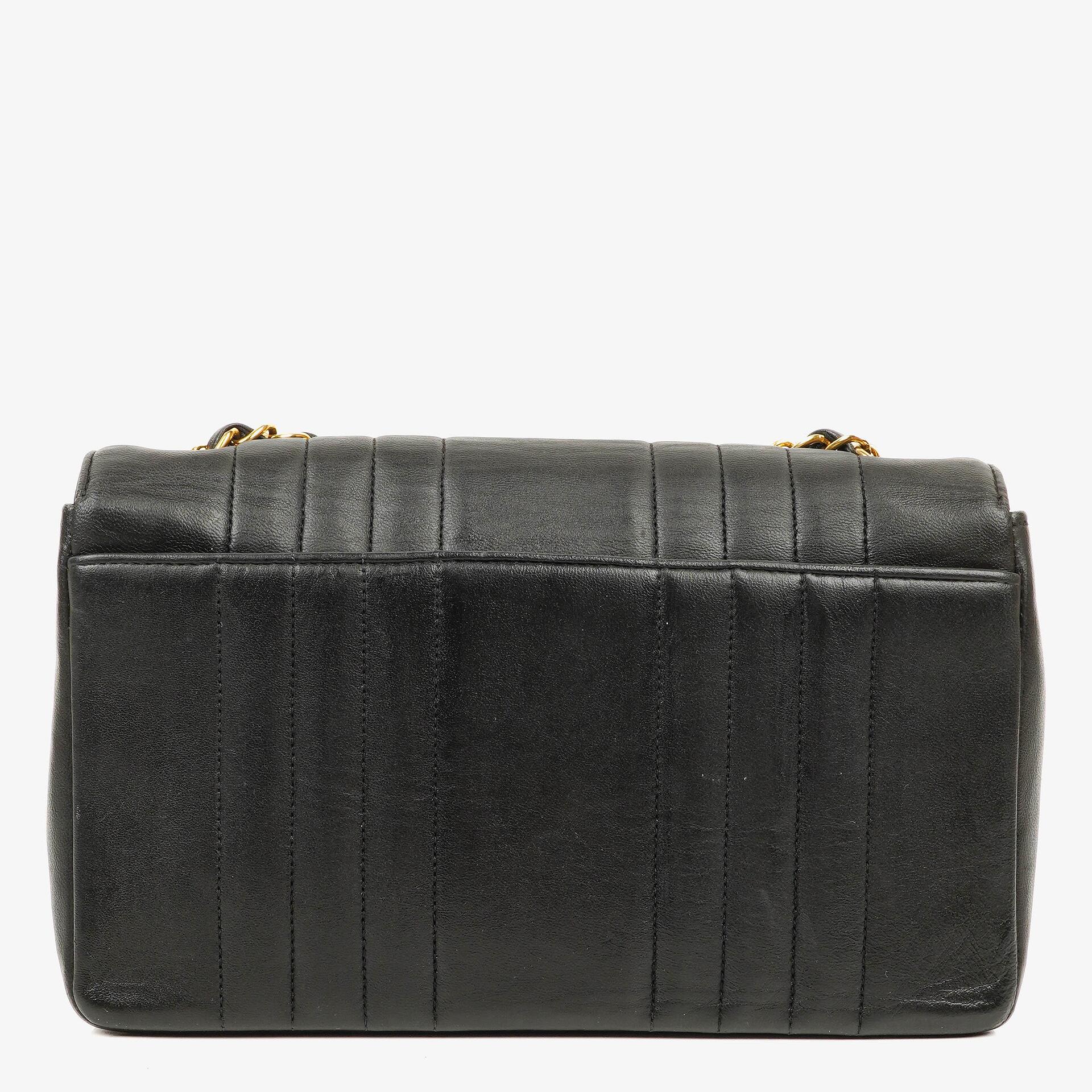 Chanel Vertical Medium Flap Bag aus schwarzem gestepptem Lammleder mit 24K vergoldeten Beschlägen
