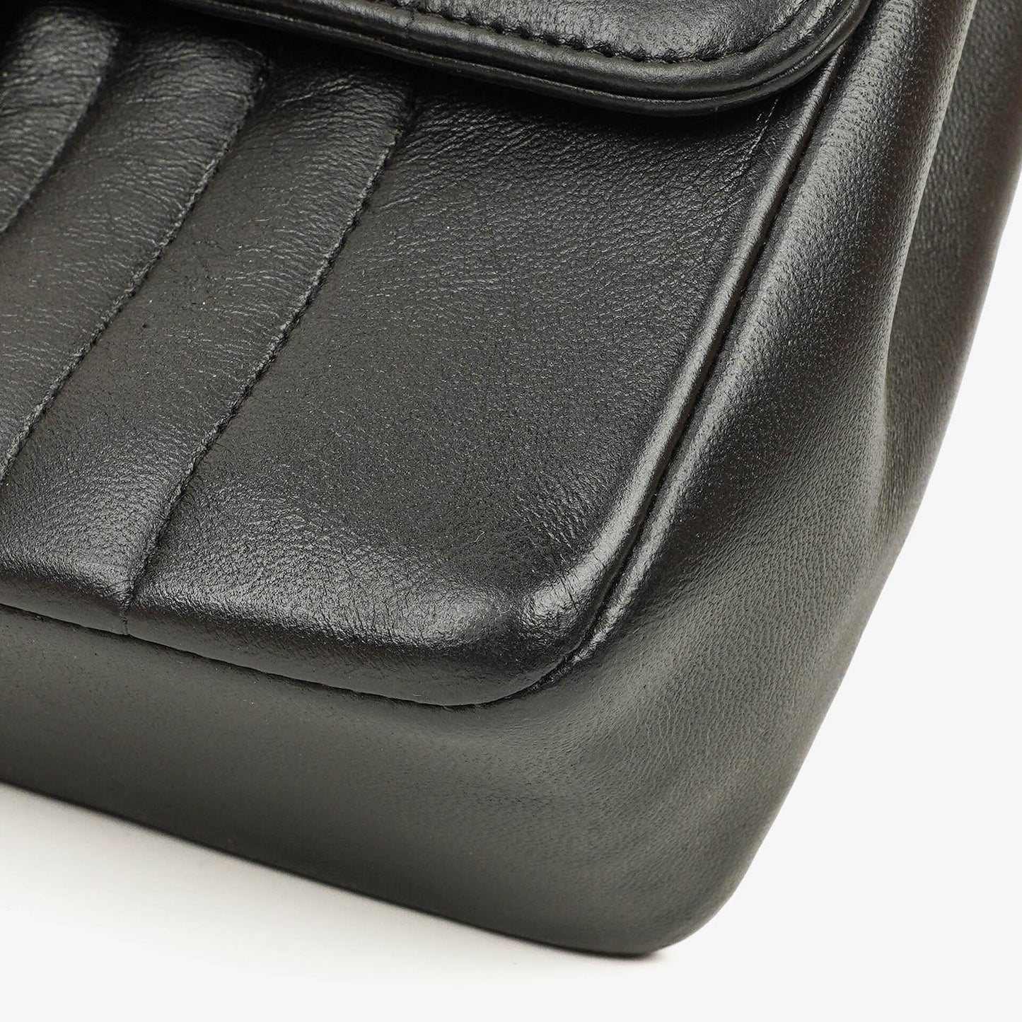 Chanel Vertical Medium Flap Bag aus schwarzem gestepptem Lammleder mit 24K vergoldeten Beschlägen