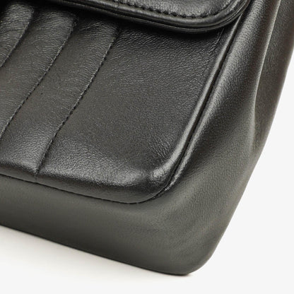 Chanel Vertical Medium Flap Bag aus schwarzem gestepptem Lammleder mit 24K vergoldeten Beschlägen