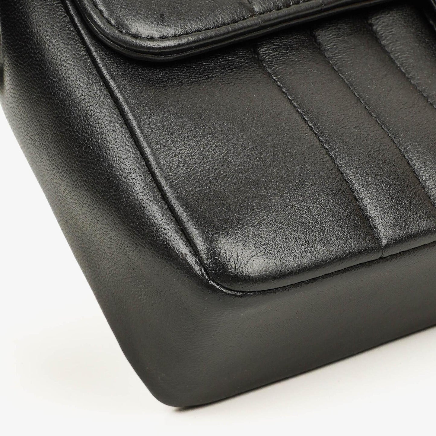 Chanel Vertical Medium Flap Bag aus schwarzem gestepptem Lammleder mit 24K vergoldeten Beschlägen