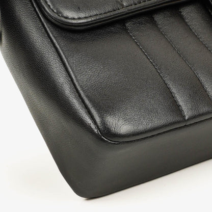 Chanel Vertical Medium Flap Bag aus schwarzem gestepptem Lammleder mit 24K vergoldeten Beschlägen