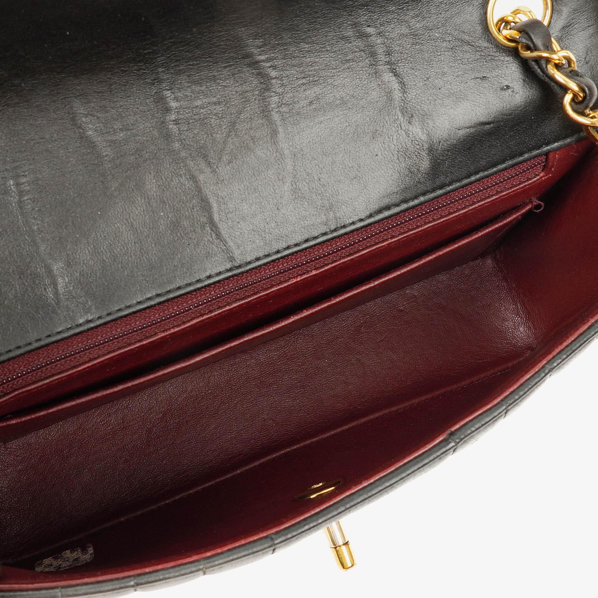 Chanel Vertical Medium Flap Bag aus schwarzem gestepptem Lammleder mit 24K vergoldeten Beschlägen
