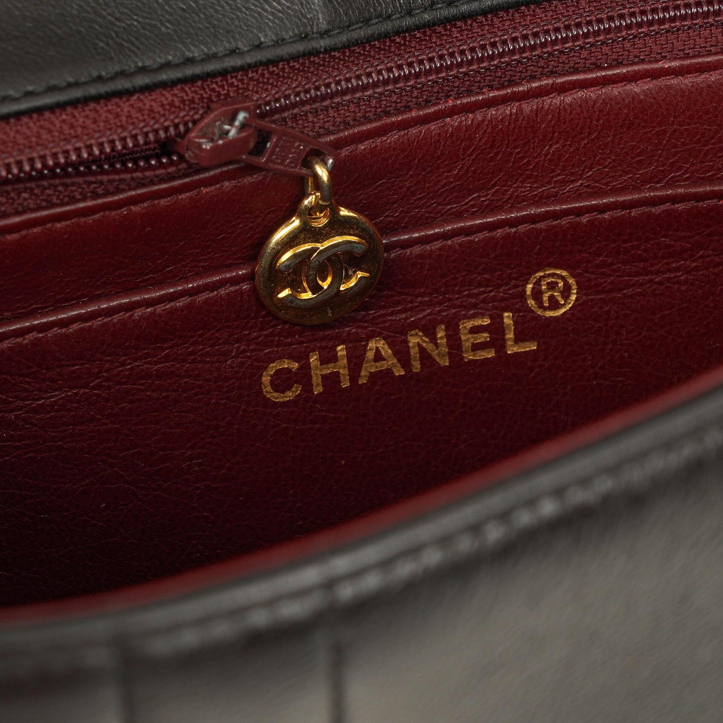 Chanel Vertical Medium Flap Bag aus schwarzem gestepptem Lammleder mit 24K vergoldeten Beschlägen
