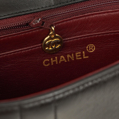 Chanel Vertical Medium Flap Bag aus schwarzem gestepptem Lammleder mit 24K vergoldeten Beschlägen