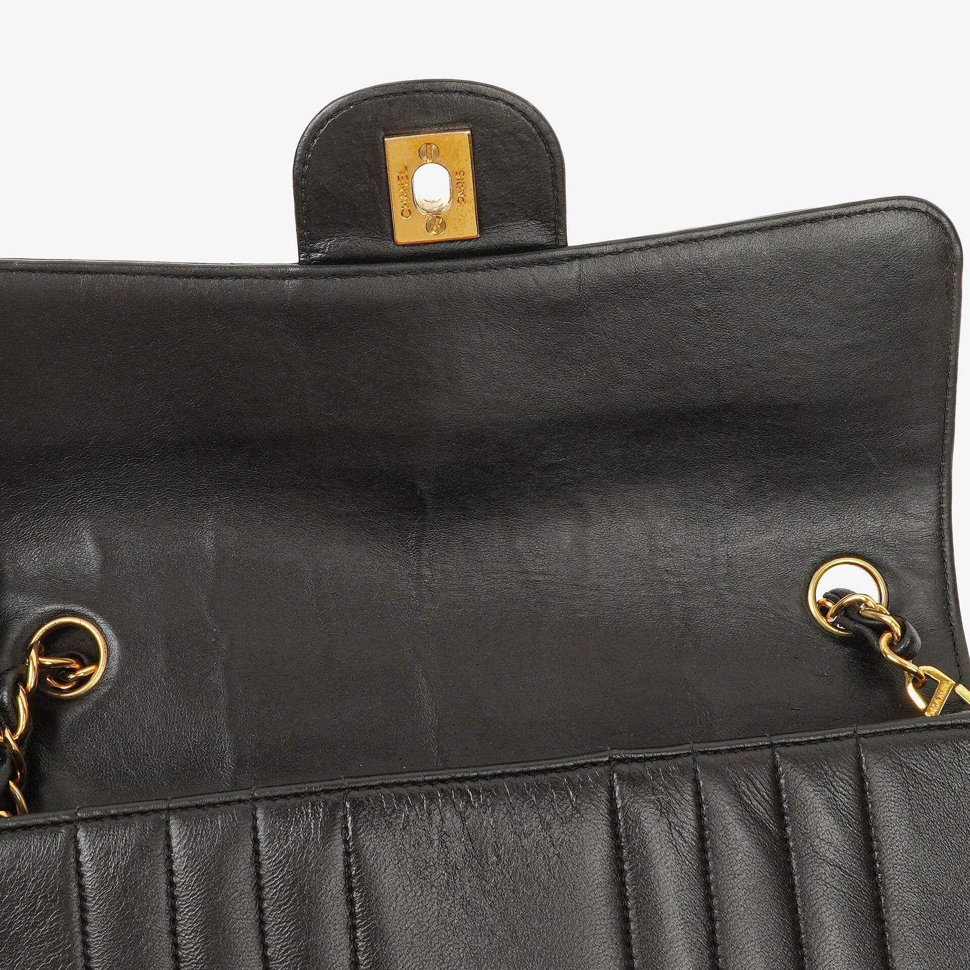 Chanel Vertical Medium Flap Bag aus schwarzem gestepptem Lammleder mit 24K vergoldeten Beschlägen