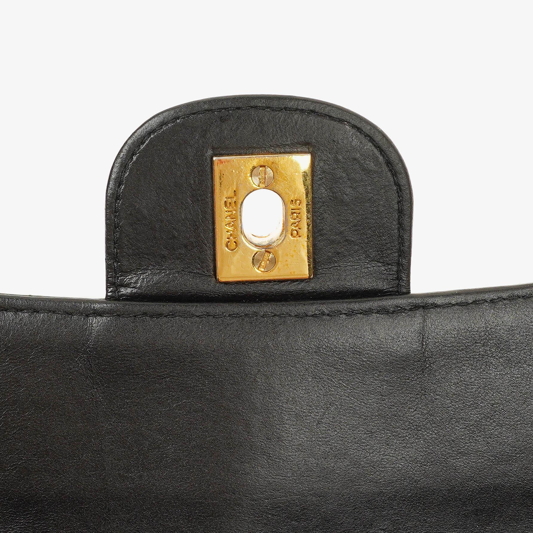 Chanel Vertical Medium Flap Bag aus schwarzem gestepptem Lammleder mit 24K vergoldeten Beschlägen