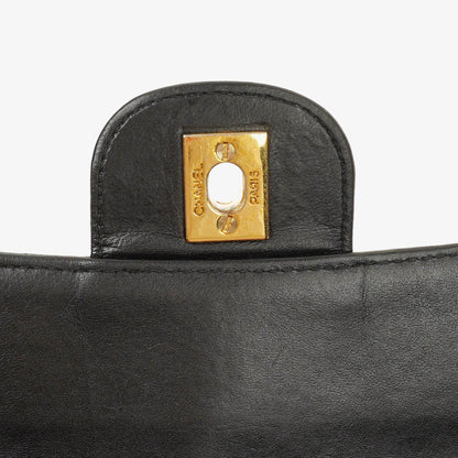 Chanel Vertical Medium Flap Bag aus schwarzem gestepptem Lammleder mit 24K vergoldeten Beschlägen