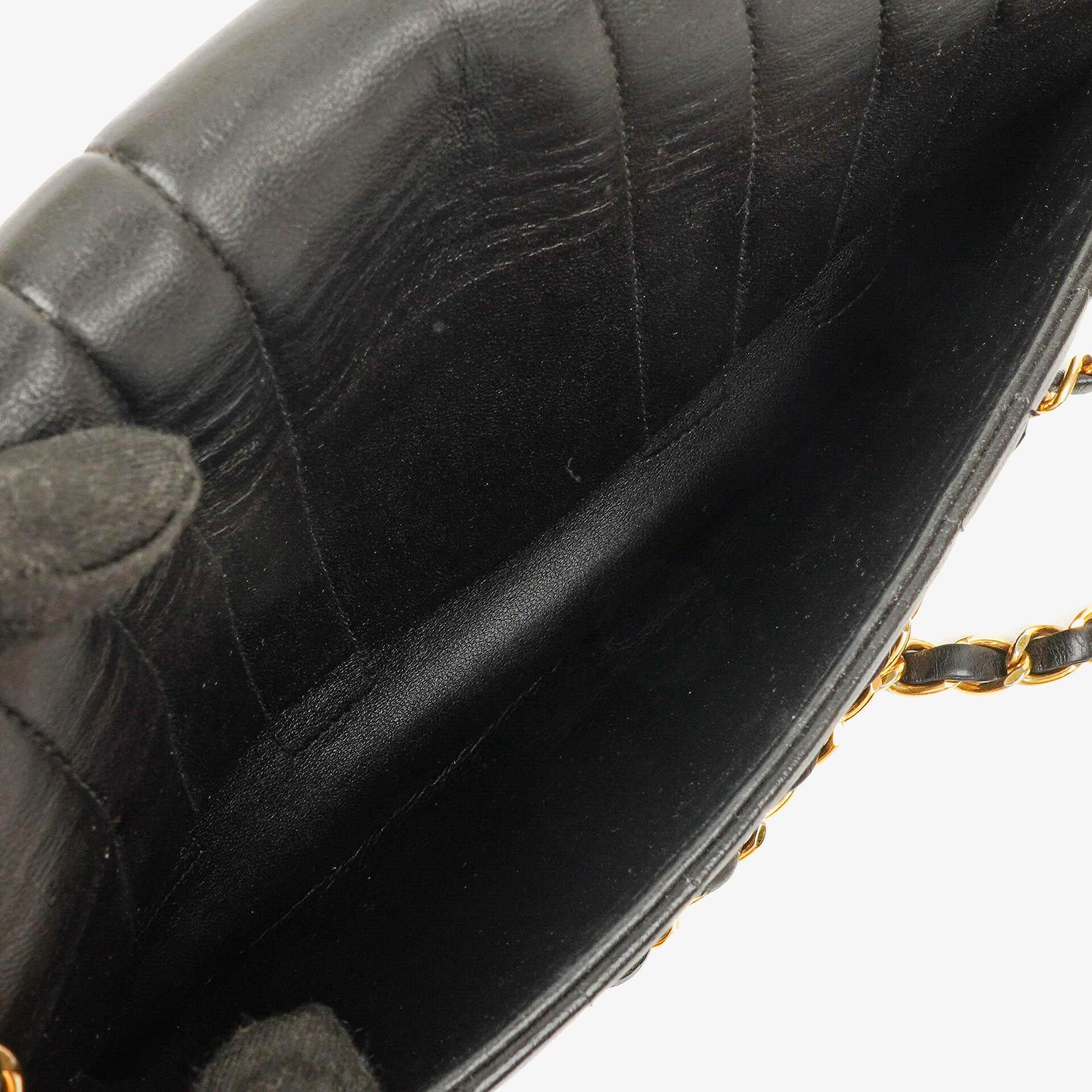 Chanel Vertical Medium Flap Bag aus schwarzem gestepptem Lammleder mit 24K vergoldeten Beschlägen