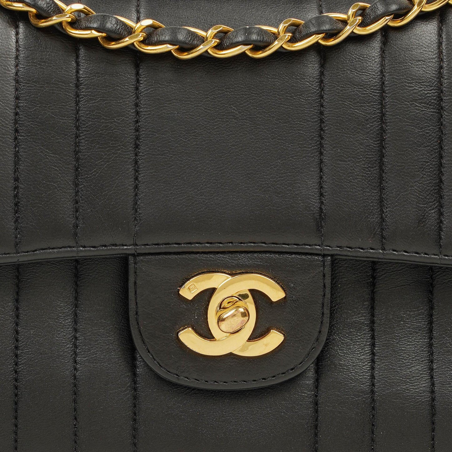 Chanel Vertical Medium Flap Bag aus schwarzem gestepptem Lammleder mit 24K vergoldeten Beschlägen