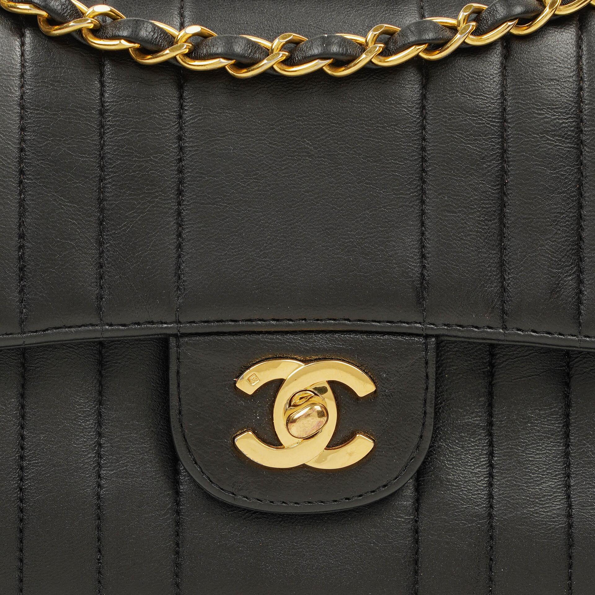 Chanel Vertical Medium Flap Bag aus schwarzem gestepptem Lammleder mit 24K vergoldeten Beschlägen