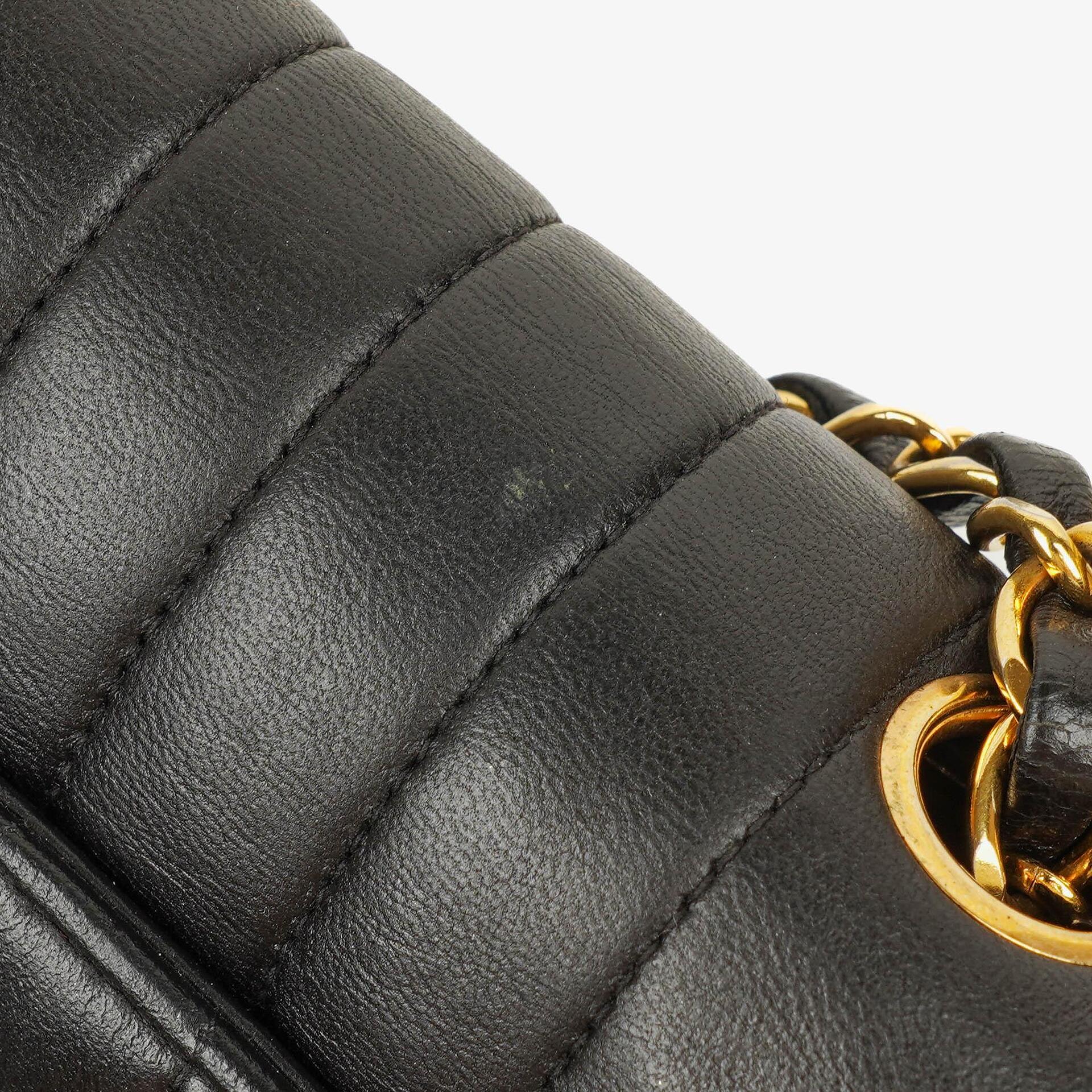 Chanel Vertical Medium Flap Bag aus schwarzem gestepptem Lammleder mit 24K vergoldeten Beschlägen