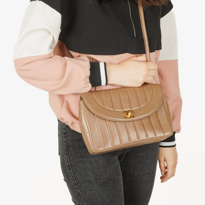 Chanel Diana Single Flap Tasche aus vertikal gestepptem Lammleder mit 24K vergoldeter Hardware