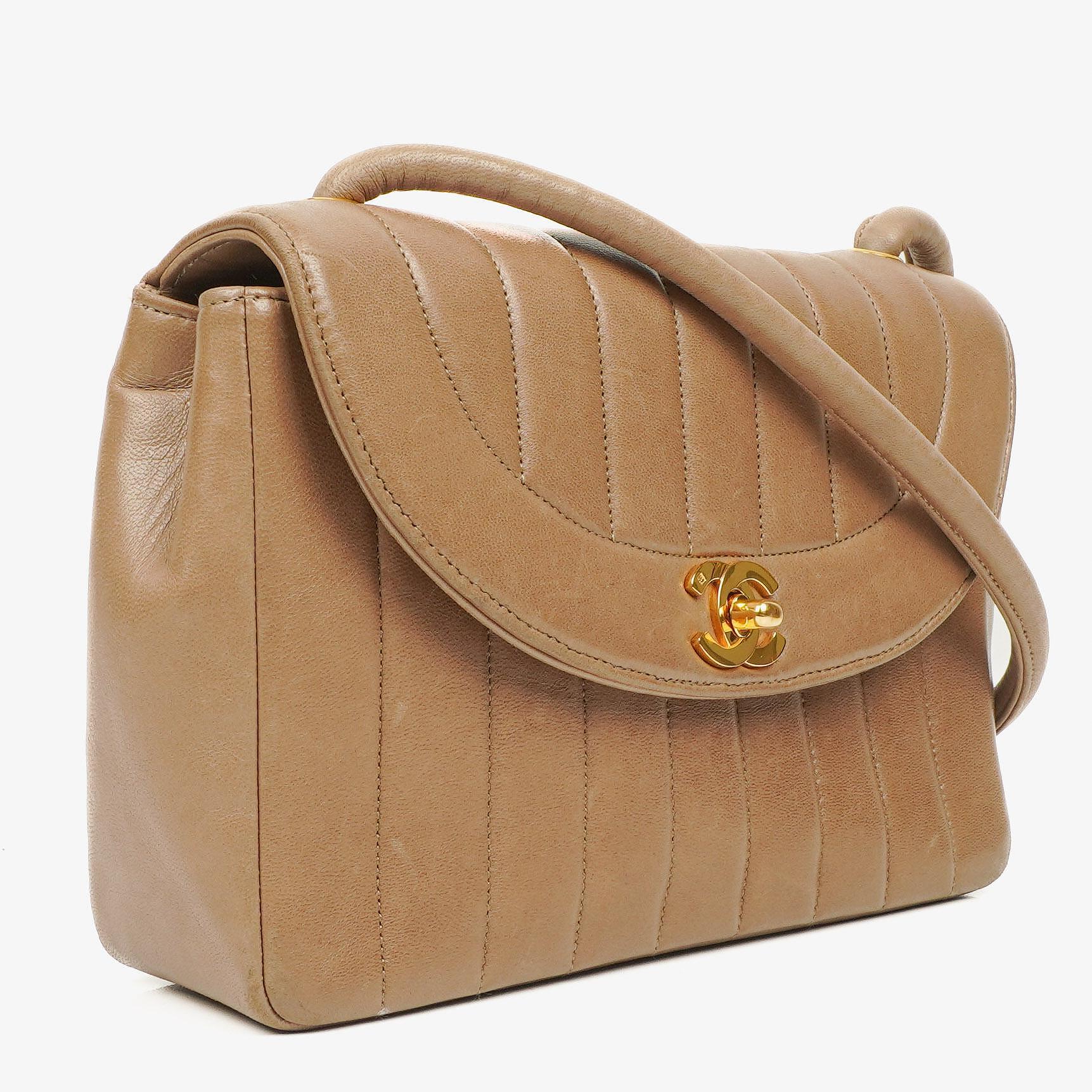 Chanel Diana Single Flap Tasche aus vertikal gestepptem Lammleder mit 24K vergoldeter Hardware