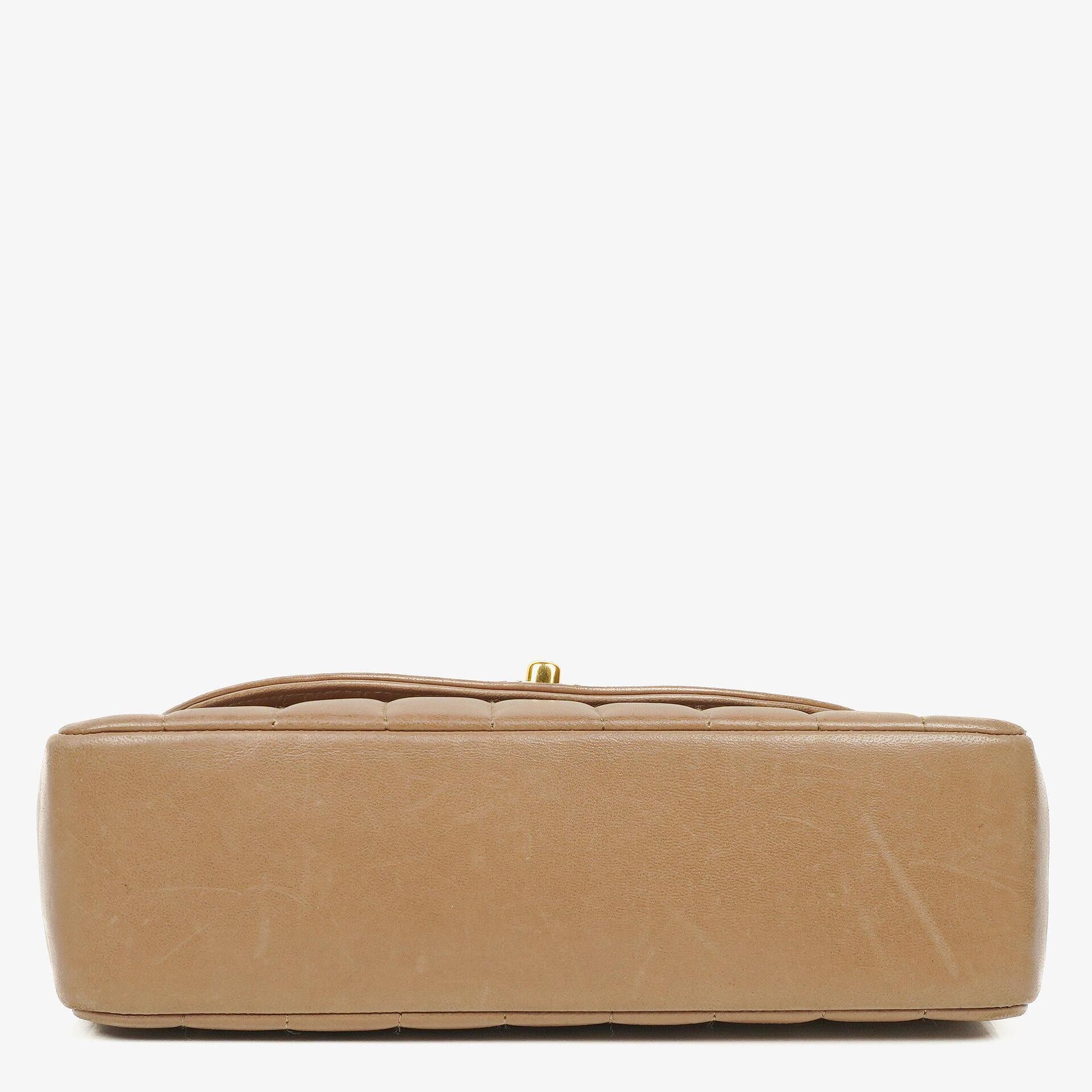 Chanel Diana Single Flap Tasche aus vertikal gestepptem Lammleder mit 24K vergoldeter Hardware