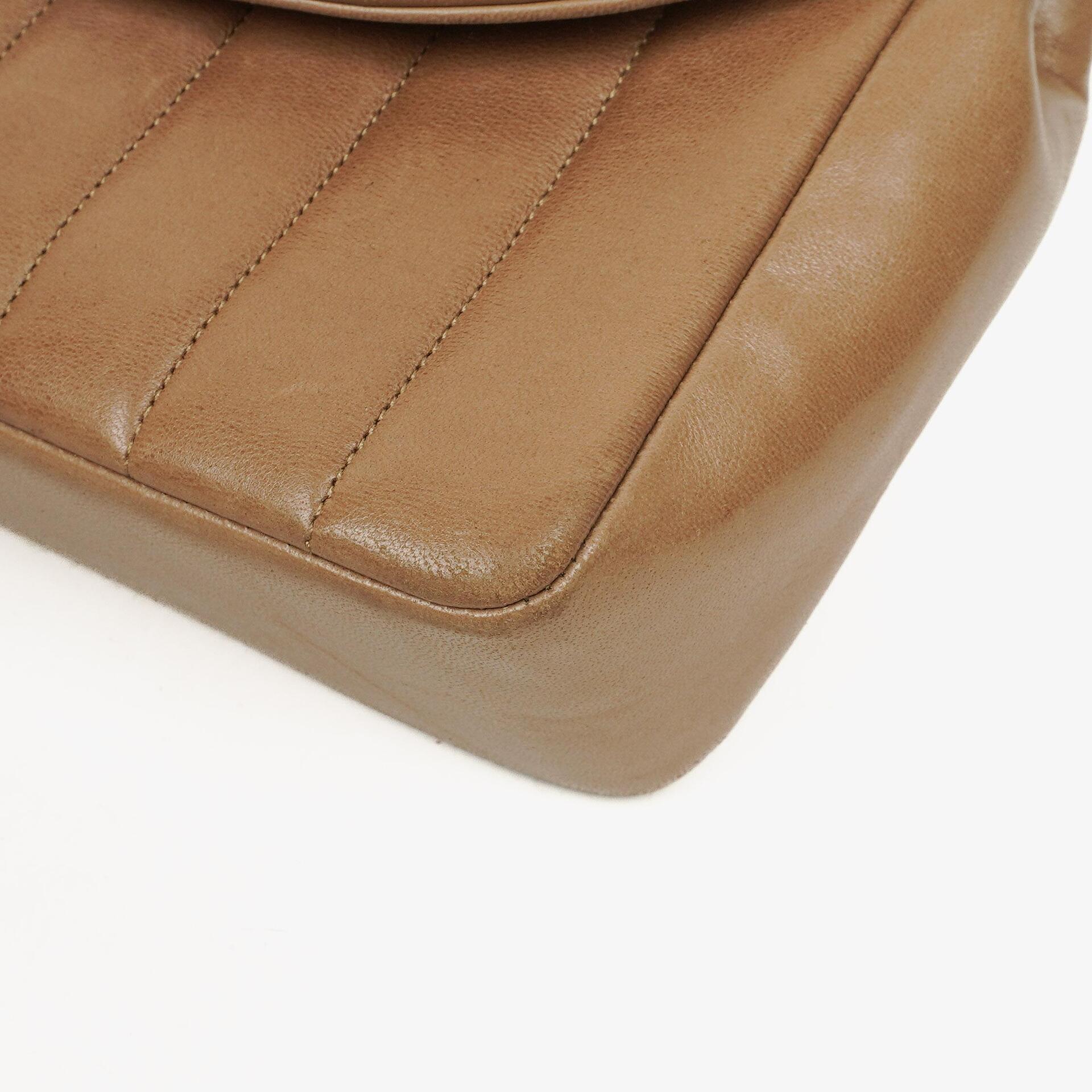 Chanel Diana Single Flap Tasche aus vertikal gestepptem Lammleder mit 24K vergoldeter Hardware