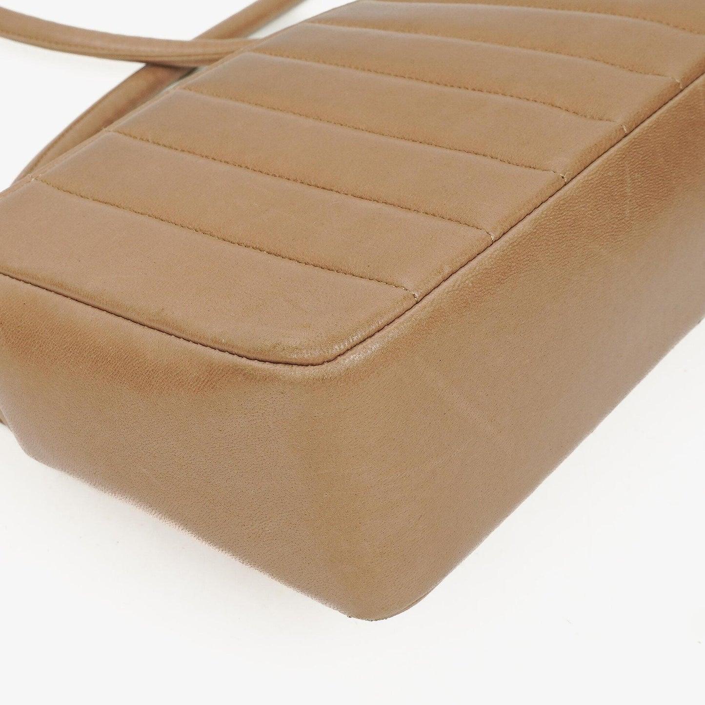 Chanel Diana Single Flap Tasche aus vertikal gestepptem Lammleder mit 24K vergoldeter Hardware