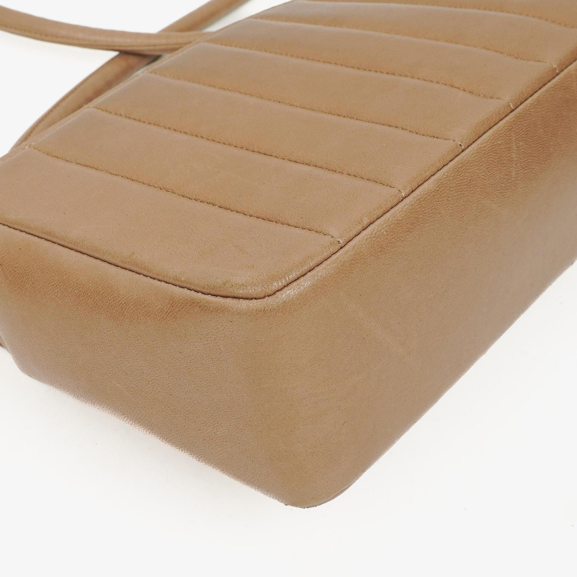 Chanel Diana Single Flap Tasche aus vertikal gestepptem Lammleder mit 24K vergoldeter Hardware