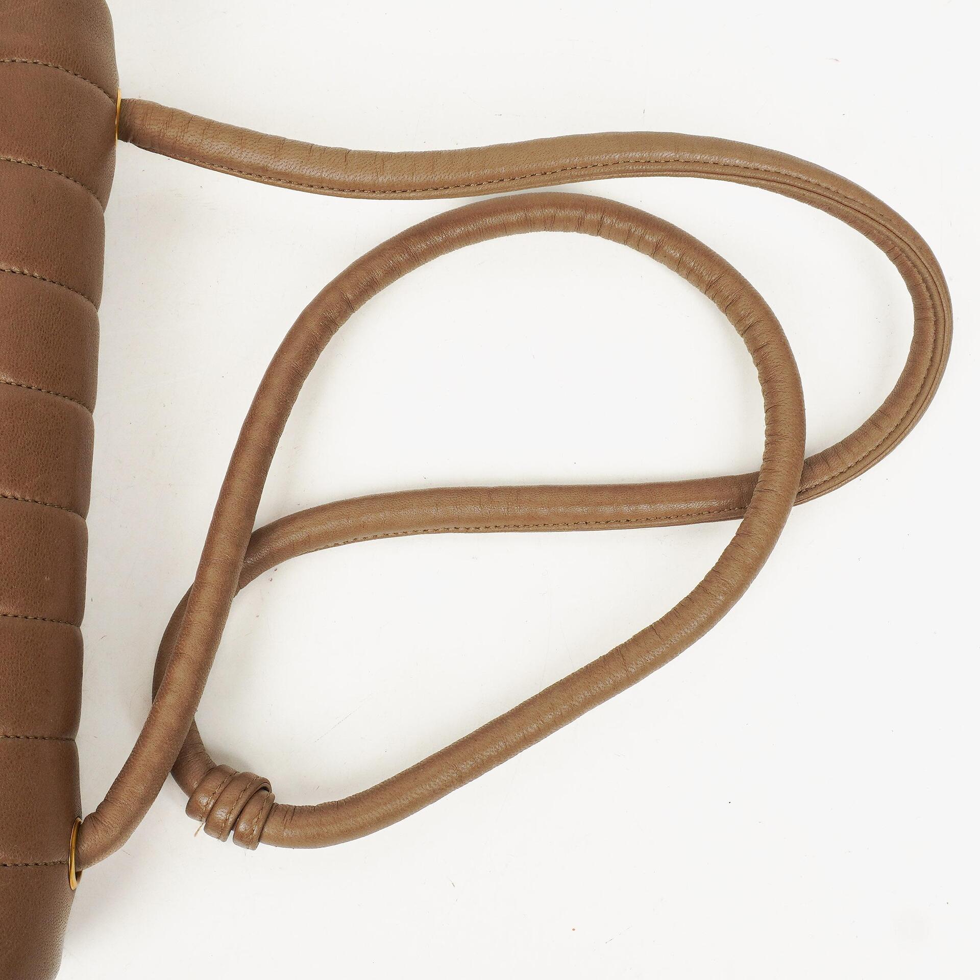 Chanel Diana Single Flap Tasche aus vertikal gestepptem Lammleder mit 24K vergoldeter Hardware