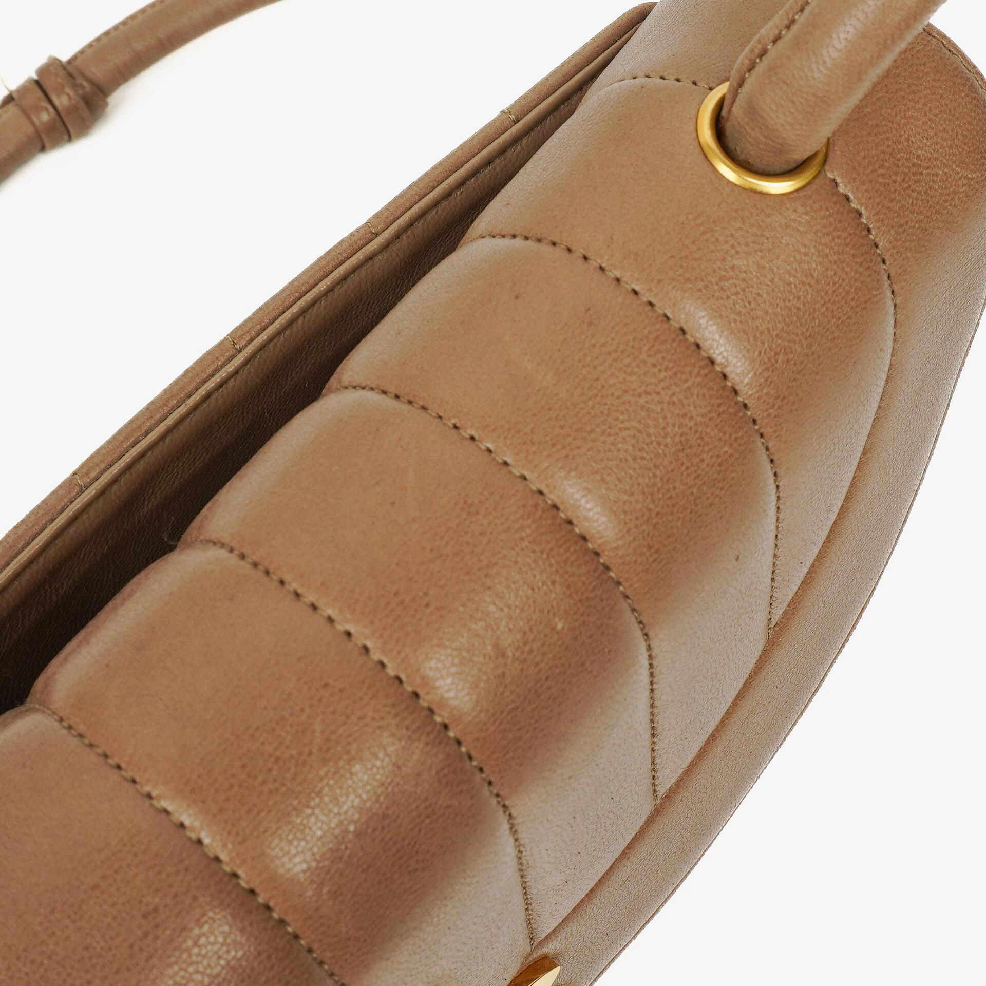 Chanel Diana Single Flap Tasche aus vertikal gestepptem Lammleder mit 24K vergoldeter Hardware
