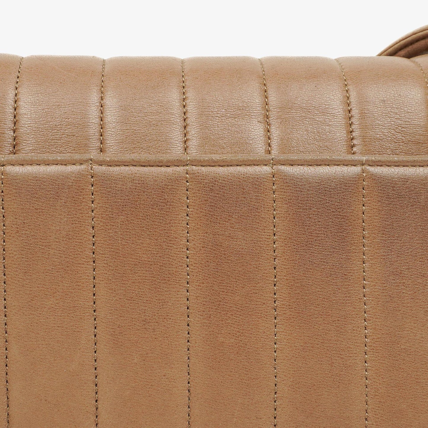 Chanel Diana Single Flap Tasche aus vertikal gestepptem Lammleder mit 24K vergoldeter Hardware