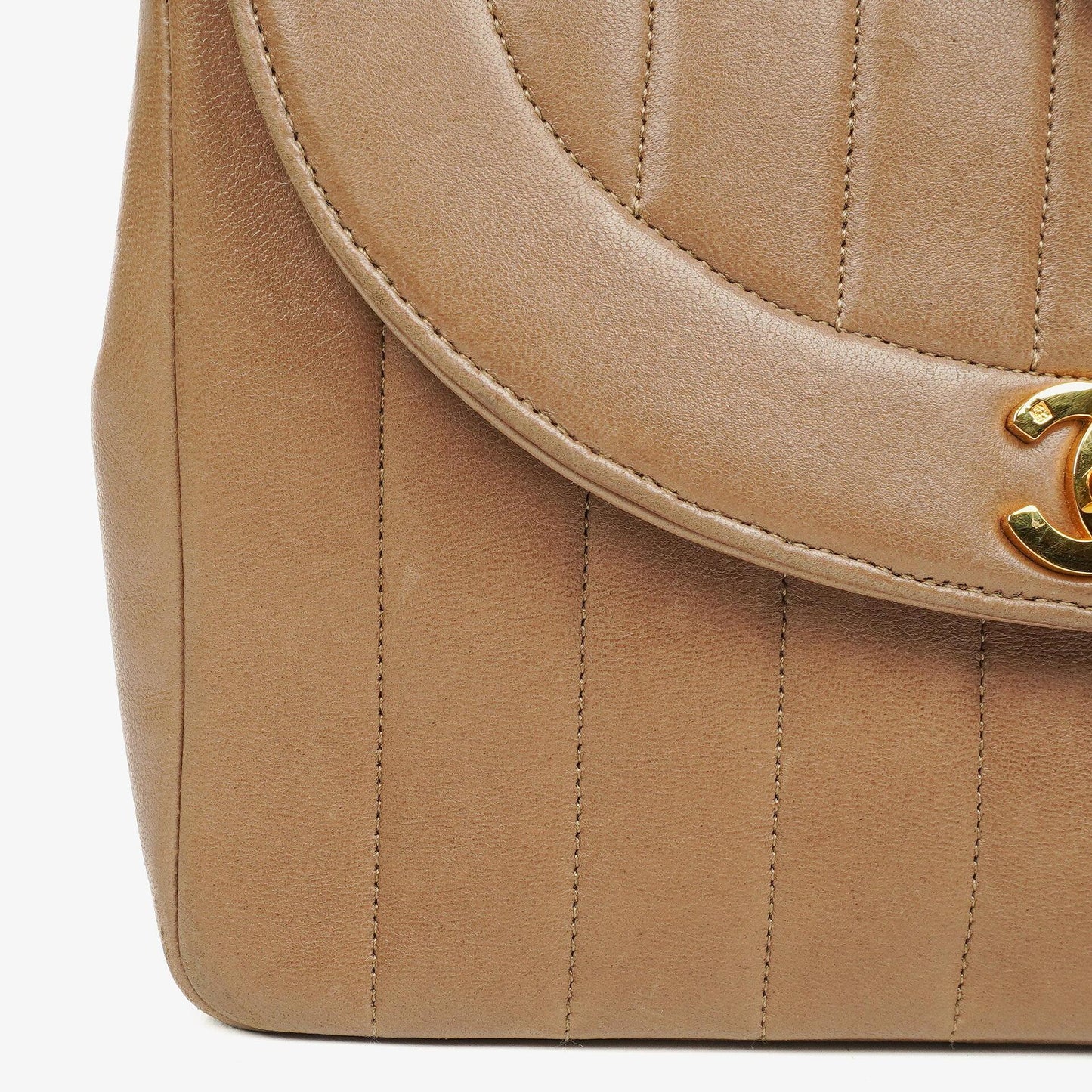 Chanel Diana Single Flap Tasche aus vertikal gestepptem Lammleder mit 24K vergoldeter Hardware