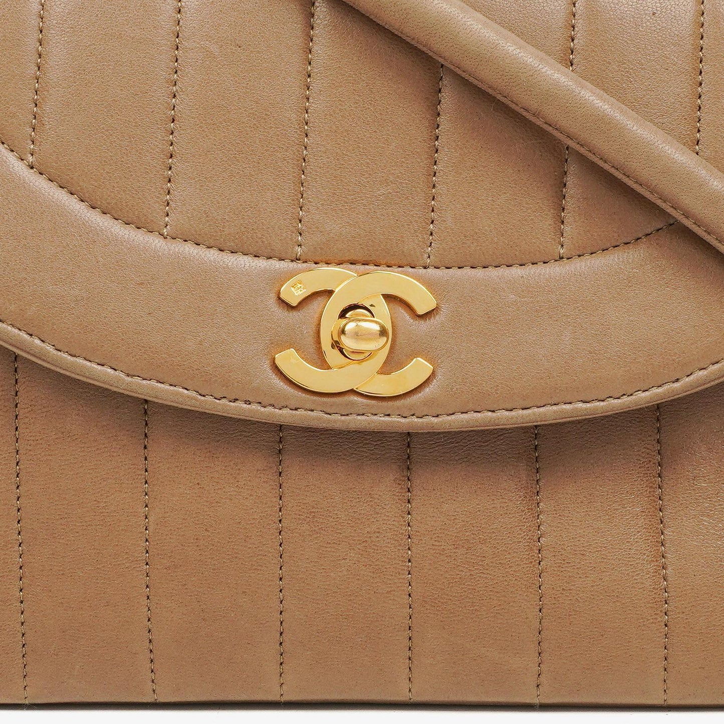 Chanel Diana Single Flap Tasche aus vertikal gestepptem Lammleder mit 24K vergoldeter Hardware