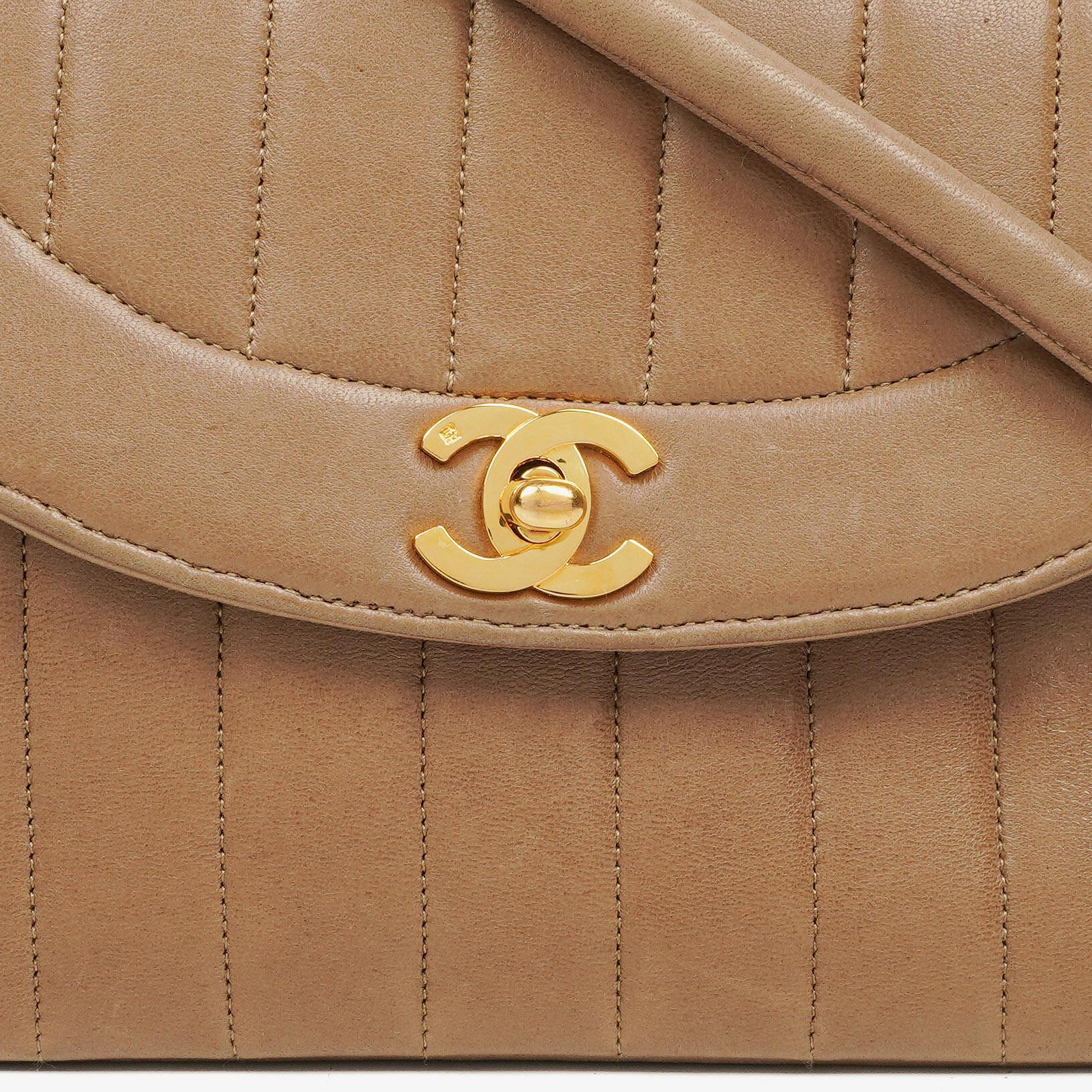 Chanel Diana Single Flap Tasche aus vertikal gestepptem Lammleder mit 24K vergoldeter Hardware