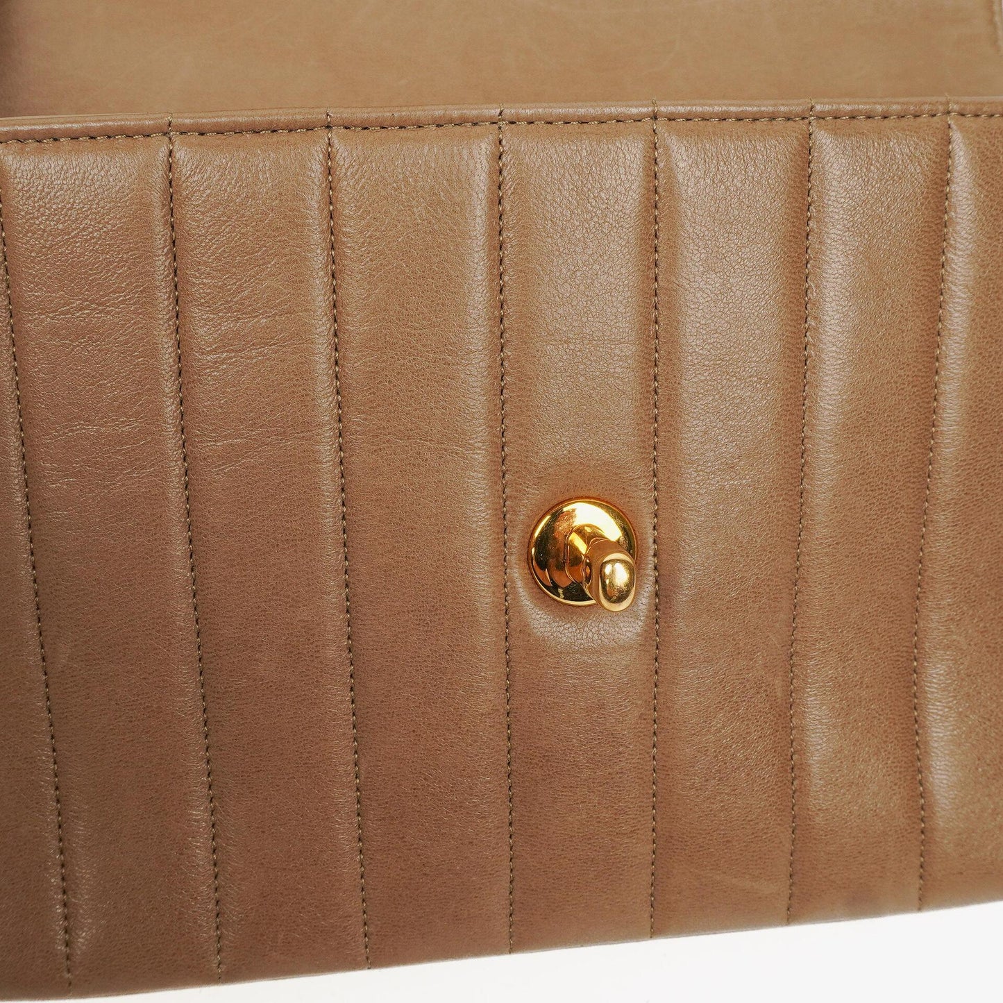 Chanel Diana Single Flap Tasche aus vertikal gestepptem Lammleder mit 24K vergoldeter Hardware