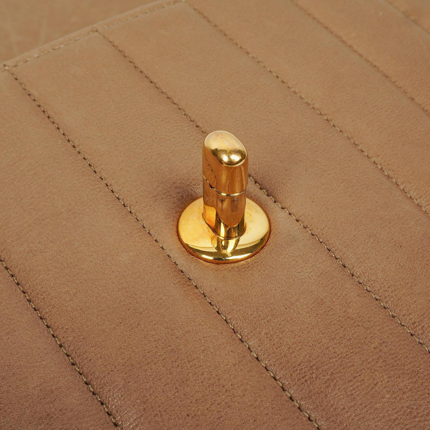 Chanel Diana Single Flap Tasche aus vertikal gestepptem Lammleder mit 24K vergoldeter Hardware