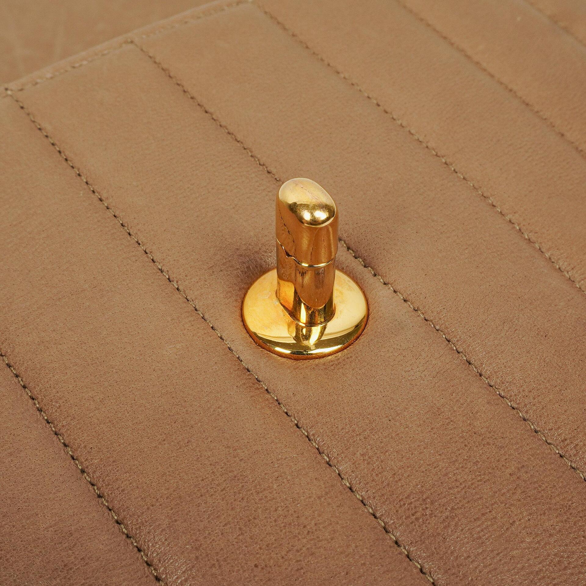 Chanel Diana Single Flap Tasche aus vertikal gestepptem Lammleder mit 24K vergoldeter Hardware