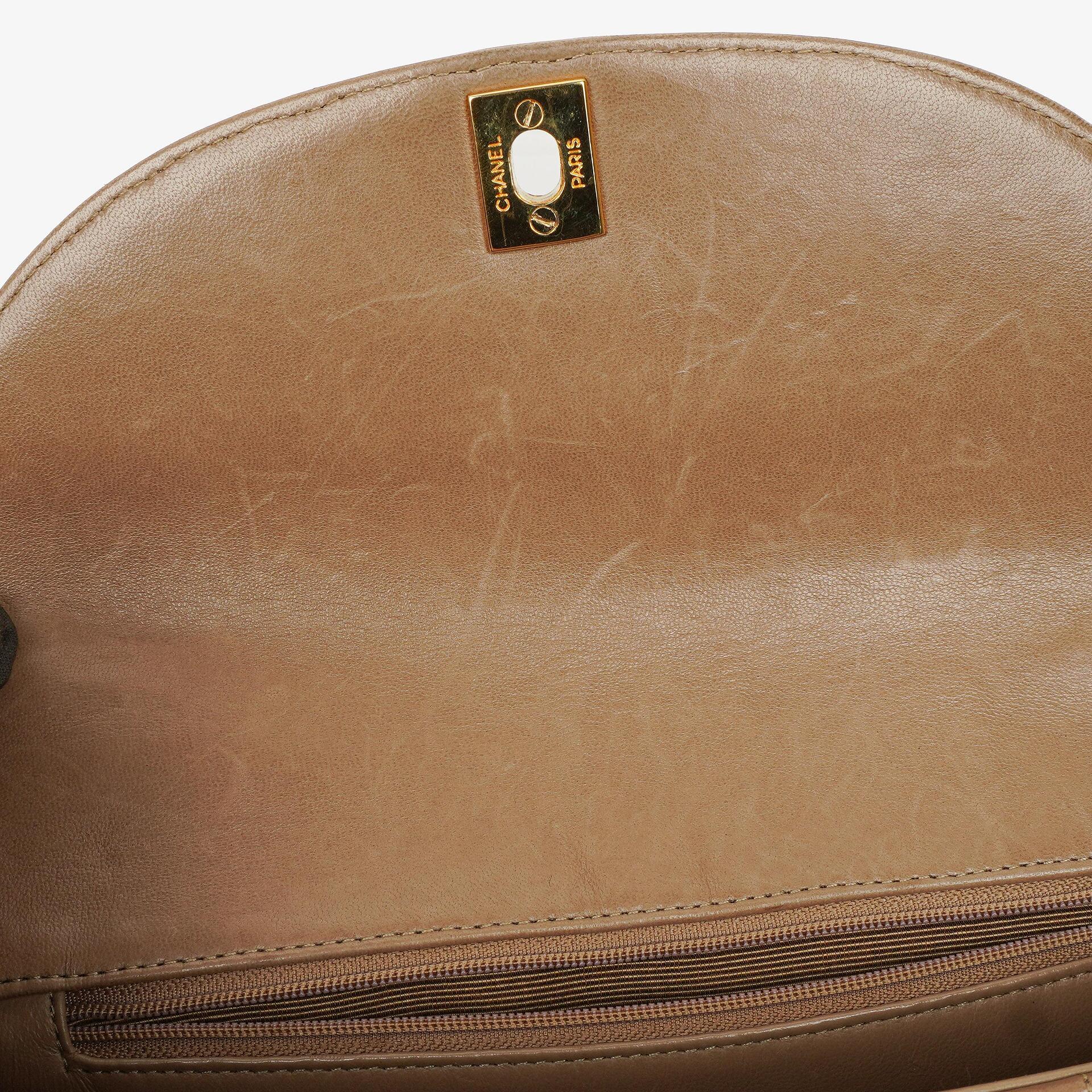 Chanel Diana Single Flap Tasche aus vertikal gestepptem Lammleder mit 24K vergoldeter Hardware