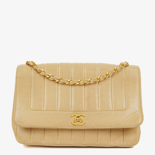 Chanel Vintage Flap Bag aus beige Lammleder mit vertikaler Steppung