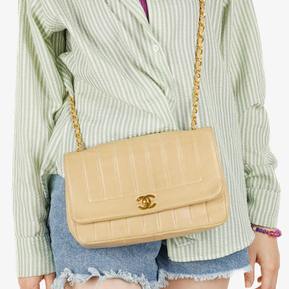 Chanel Vintage Flap Bag aus beige Lammleder mit vertikaler Steppung