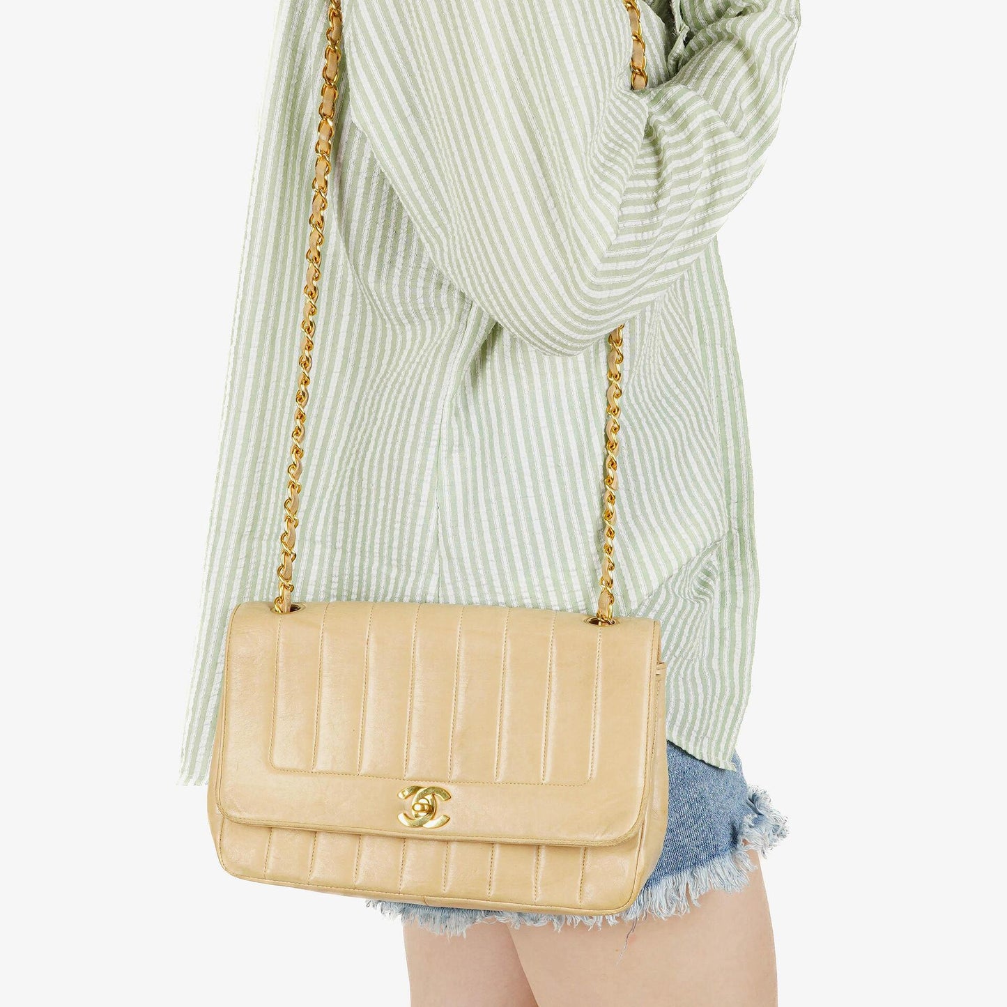 Chanel Vintage Flap Bag aus beige Lammleder mit vertikaler Steppung