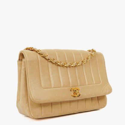 Chanel Vintage Flap Bag aus beige Lammleder mit vertikaler Steppung