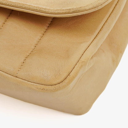 Chanel Vintage Flap Bag aus beige Lammleder mit vertikaler Steppung