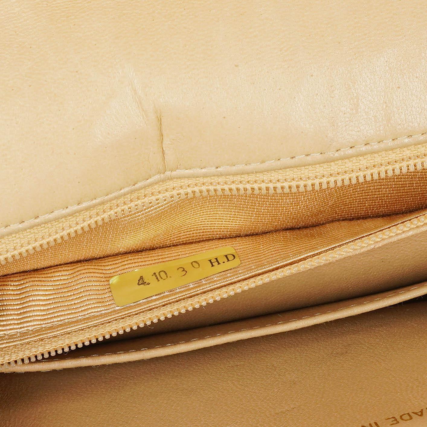 Chanel Vintage Flap Bag aus beige Lammleder mit vertikaler Steppung